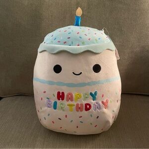 Squishmallows Kiks the Vanilla Birthday Cupcake